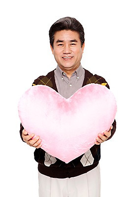 포토 JPG 라이프스타일 할아버지 노년 남자 여유 쿠션 모션 선물 한명 서기 미소 웃음 들기 누끼 사람 동양인 성인 앞모습 캐주얼 실버라이프 한국인 하트 60대 하트쿠션 남자만 남자한명만 노인만 노인남자만 노인남자한명만 국내포토 모양 1 옷 감정 뷰포인트 표정 인종 생활 성인만 파일형식