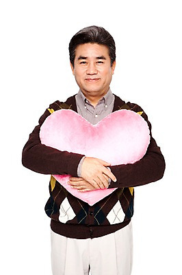 포토 JPG 라이프스타일 할아버지 노년 남자 여유 쿠션 모션 선물 한명 서기 미소 웃음 들기 누끼 사람 동양인 성인 앞모습 캐주얼 실버라이프 한국인 하트 60대 하트쿠션 남자만 남자한명만 노인만 노인남자만 노인남자한명만 국내포토 모양 1 옷 감정 뷰포인트 표정 인종 생활 성인만 파일형식