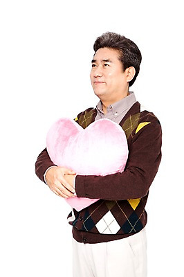포토 JPG 라이프스타일 응시 할아버지 노년 남자 여유 쿠션 모션 선물 한명 서기 미소 웃음 들기 누끼 사람 동양인 성인 옆모습 캐주얼 실버라이프 한국인 하트 60대 하트쿠션 남자만 남자한명만 노인만 노인남자만 노인남자한명만 국내포토 모양 1 시선 옷 감정 뷰포인트 표정 인종 생활 성인만 파일형식
