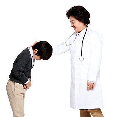 포토 JPG 직업 라이프스타일 여자 노년 남자 할머니 어린이 청진기 병원 숙이기 고개숙이기 서기 미소 웃음 누끼 사람 동양인 소년 성인 두명 옆모습 치료 마주보기 한국인 환자 의료진 의사 예절 인사 가운 의사가운 60대 복지 여의사 소아과 국내포토 옷 뷰포인트 포즈 의학 의료기기 모션 표정 인종 생활 사회이슈 파일형식