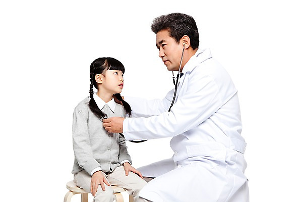 포토 JPG 직업 라이프스타일 여자 할아버지 노년 남자 어린이 의자 청진기 병원 누끼 사람 앉기 동양인 소녀 성인 두명 옆모습 치료 진료 고통 한국인 환자 의료진 의사 가운 의사가운 보호 60대 질병 복지 검사_조사 소아과 국내포토 옷 감정 뷰포인트 가구 컨셉 의학 의료기기 모션 인종 생활 사회이슈 파일형식