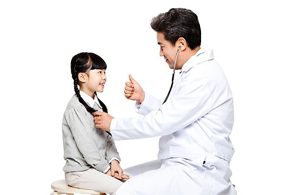 포토 JPG 직업 라이프스타일 여자 할아버지 노년 남자 어린이 의자 청진기 병원 미소 웃음 누끼 사람 앉기 동양인 손짓 소녀 성인 두명 옆모습 치료 마주보기 진료 한국인 환자 의료진 의사 최고 가운 의사가운 보호 60대 질병 복지 검사_조사 소아과 칭찬 국내포토 옷 뷰포인트 가구 컨셉 의학 의료기기 모션 표정 인종 생활 사회이슈 파일형식