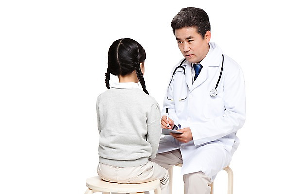 포토 JPG 직업 라이프스타일 여자 할아버지 노년 남자 어린이 의자 청진기 병원 들기 누끼 사람 앉기 동양인 소녀 성인 두명 뒷모습 치료 펜 마주보기 진료 한국인 환자 의료진 의사 기록 가운 의사가운 보호 60대 질병 복지 검사_조사 소아과 서류판 국내포토 옷 뷰포인트 가구 컨셉 의학 의료기기 모션 인종 생활 필기구 사무용품 사회이슈 파일형식