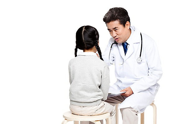 포토 JPG 직업 라이프스타일 여자 할아버지 노년 남자 어린이 의자 청진기 병원 미소 웃음 들기 누끼 사람 앉기 동양인 소녀 성인 두명 뒷모습 치료 마주보기 진료 한국인 환자 의료진 의사 가운 의사가운 보호 60대 질병 복지 검사_조사 소아과 서류판 국내포토 옷 뷰포인트 가구 컨셉 의학 의료기기 모션 표정 인종 생활 사무용품 사회이슈 파일형식