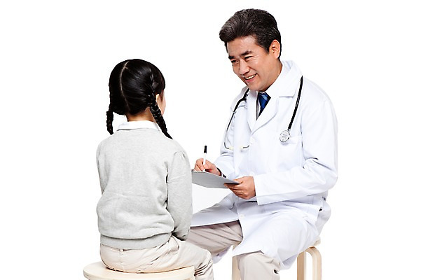 포토 JPG 직업 라이프스타일 여자 할아버지 노년 남자 어린이 의자 청진기 병원 미소 웃음 들기 누끼 사람 앉기 동양인 소녀 성인 두명 뒷모습 치료 펜 마주보기 진료 한국인 환자 의료진 의사 기록 가운 의사가운 보호 60대 질병 복지 검사_조사 소아과 서류판 국내포토 옷 뷰포인트 가구 컨셉 의학 의료기기 모션 표정 인종 생활 필기구 사무용품 사회이슈 파일형식