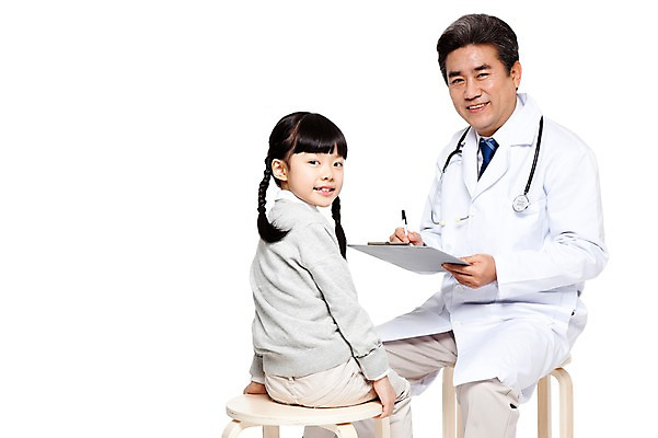 포토 JPG 직업 라이프스타일 여자 할아버지 노년 남자 어린이 의자 청진기 병원 미소 웃음 들기 누끼 사람 앉기 동양인 소녀 성인 두명 치료 펜 진료 한국인 환자 의료진 의사 기록 가운 의사가운 뒤돌아보기 보호 60대 질병 복지 검사_조사 소아과 서류판 국내포토 옷 가구 컨셉 의학 의료기기 모션 표정 인종 생활 필기구 사무용품 사회이슈 파일형식