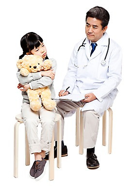 포토 JPG 전신 직업 라이프스타일 여자 할아버지 노년 남자 어린이 인형 의자 청진기 병원 들기 누끼 사람 앉기 동양인 소녀 성인 두명 앞모습 치료 펜 곰인형 진료 한국인 환자 의료진 의사 가운 의사가운 보호 60대 질병 복지 검사_조사 소아과 서류판 국내포토 옷 뷰포인트 가구 컨셉 의학 의료기기 모션 인종 생활 필기구 사무용품 사회이슈 파일형식