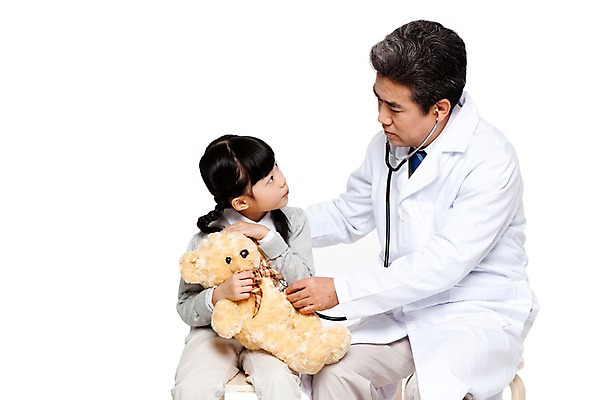 포토 JPG 직업 라이프스타일 여자 할아버지 노년 남자 어린이 인형 의자 청진기 놀이 병원 누끼 사람 앉기 동양인 소녀 성인 두명 앞모습 치료 마주보기 곰인형 진료 한국인 환자 의료진 의사 가운 의사가운 보호 60대 질병 복지 검사_조사 소아과 병원놀이 국내포토 옷 뷰포인트 가구 컨셉 의학 의료기기 모션 인종 생활 사회이슈 파일형식