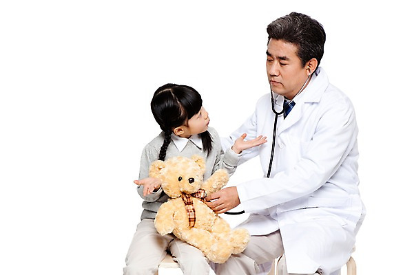 포토 JPG 직업 라이프스타일 여자 할아버지 노년 남자 어린이 인형 의자 청진기 놀이 병원 누끼 사람 앉기 동양인 소녀 성인 두명 앞모습 치료 마주보기 곰인형 진료 한국인 환자 의료진 의사 가운 의사가운 보호 60대 질병 복지 검사_조사 소아과 병원놀이 국내포토 옷 뷰포인트 가구 컨셉 의학 의료기기 모션 인종 생활 사회이슈 파일형식