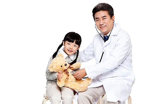 포토 JPG 직업 라이프스타일 여자 할아버지 노년 남자 어린이 인형 의자 청진기 놀이 병원 미소 웃음 누끼 사람 앉기 동양인 소녀 성인 두명 앞모습 치료 곰인형 진료 한국인 환자 의료진 의사 가운 의사가운 보호 60대 질병 복지 검사_조사 소아과 병원놀이 국내포토 옷 뷰포인트 가구 컨셉 의학 의료기기 모션 표정 인종 생활 사회이슈 파일형식