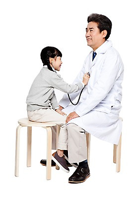 포토 JPG 전신 직업 라이프스타일 여자 할아버지 노년 남자 어린이 의자 청진기 놀이 병원 미소 웃음 누끼 사람 앉기 동양인 소녀 성인 두명 옆모습 치료 진료 한국인 환자 의료진 의사 가운 의사가운 보호 60대 질병 복지 검사_조사 소아과 병원놀이 국내포토 옷 뷰포인트 가구 컨셉 의학 의료기기 모션 표정 인종 생활 사회이슈 파일형식