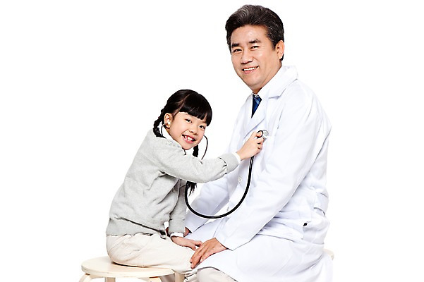 포토 JPG 직업 라이프스타일 여자 할아버지 노년 남자 어린이 의자 청진기 놀이 병원 미소 웃음 누끼 사람 앉기 동양인 소녀 성인 두명 옆모습 치료 진료 한국인 환자 의료진 의사 가운 의사가운 보호 60대 질병 복지 검사_조사 소아과 병원놀이 국내포토 옷 뷰포인트 가구 컨셉 의학 의료기기 모션 표정 인종 생활 사회이슈 파일형식