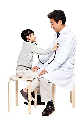 포토 JPG 전신 직업 라이프스타일 여자 할아버지 노년 남자 어린이 의자 청진기 놀이 병원 미소 웃음 누끼 사람 앉기 동양인 소녀 성인 두명 옆모습 치료 마주보기 진료 한국인 환자 의료진 의사 가운 의사가운 보호 60대 질병 복지 검사_조사 소아과 병원놀이 국내포토 옷 뷰포인트 가구 컨셉 의학 의료기기 모션 표정 인종 생활 사회이슈 파일형식