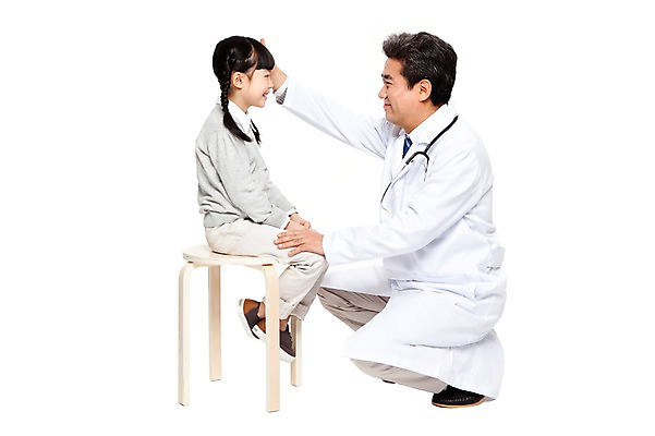 포토 JPG 전신 직업 라이프스타일 여자 할아버지 노년 남자 어린이 의자 청진기 병원 미소 웃음 누끼 사람 앉기 동양인 소녀 성인 두명 옆모습 치료 마주보기 진료 한국인 환자 의료진 의사 가운 의사가운 보호 60대 질병 복지 검사_조사 소아과 쓰다듬기 국내포토 옷 뷰포인트 가구 컨셉 의학 의료기기 모션 표정 인종 생활 사회이슈 파일형식