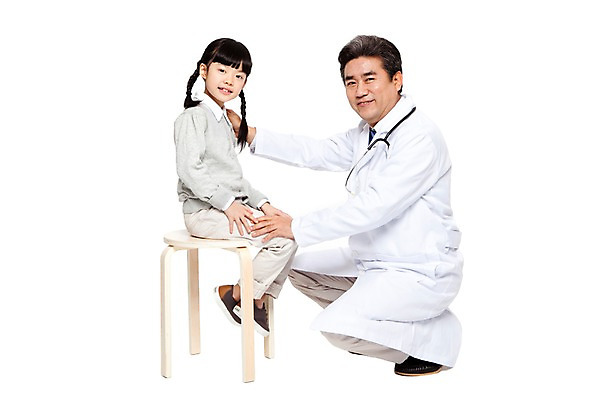 포토 JPG 전신 직업 라이프스타일 여자 할아버지 노년 남자 어린이 의자 청진기 병원 미소 웃음 누끼 사람 앉기 동양인 소녀 성인 두명 옆모습 치료 진료 한국인 환자 의료진 의사 가운 의사가운 보호 60대 질병 복지 검사_조사 소아과 국내포토 옷 뷰포인트 가구 컨셉 의학 의료기기 모션 표정 인종 생활 사회이슈 파일형식