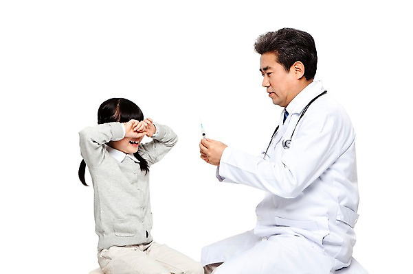 포토 JPG 직업 라이프스타일 여자 할아버지 노년 남자 어린이 청진기 병원 주사기 들기 누끼 사람 앉기 동양인 소녀 성인 두명 옆모습 치료 진료 고통 한국인 환자 의료진 의사 가운 의사가운 보호 60대 질병 울음 무서움 복지 처방 소아과 국내포토 옷 감정 뷰포인트 컨셉 의학 의료기기 모션 표정 인종 생활 사회이슈 파일형식