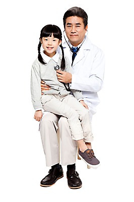 포토 JPG 전신 직업 라이프스타일 여자 할아버지 노년 남자 어린이 의자 청진기 병원 미소 웃음 누끼 사람 앉기 동양인 소녀 성인 두명 앞모습 치료 진료 한국인 환자 의료진 의사 가운 의사가운 보호 60대 질병 복지 검사_조사 소아과 국내포토 옷 뷰포인트 가구 컨셉 의학 의료기기 모션 표정 인종 생활 사회이슈 파일형식