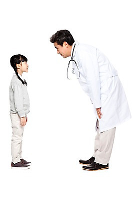 포토 JPG 전신 직업 라이프스타일 여자 할아버지 노년 남자 어린이 청진기 병원 숙이기 서기 미소 웃음 누끼 사람 동양인 소녀 성인 두명 옆모습 치료 마주보기 진료 한국인 환자 의료진 의사 가운 의사가운 보호 60대 복지 검사_조사 소아과 국내포토 옷 뷰포인트 포즈 컨셉 의학 의료기기 모션 표정 인종 생활 사회이슈 파일형식