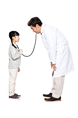 포토 JPG 전신 직업 라이프스타일 여자 할아버지 노년 남자 어린이 청진기 놀이 병원 숙이기 서기 미소 웃음 누끼 사람 동양인 소녀 성인 두명 옆모습 치료 마주보기 진료 한국인 환자 의료진 의사 가운 의사가운 보호 60대 복지 검사_조사 소아과 병원놀이 국내포토 옷 뷰포인트 포즈 컨셉 의학 의료기기 모션 표정 인종 생활 사회이슈 파일형식