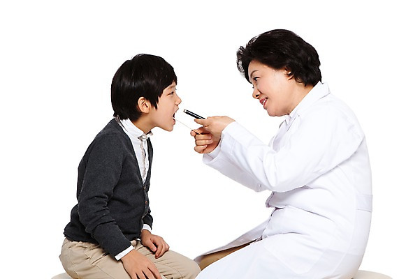 포토 JPG 직업 라이프스타일 여자 노년 남자 할머니 어린이 의자 병원 입벌림 누끼 사람 앉기 동양인 소년 성인 두명 옆모습 신체부위 치료 마주보기 진료 고통 한국인 환자 의료진 의사 의료용품 가운 의사가운 보호 60대 질병 구강 복지 검사_조사 여의사 소아과 설압자 국내포토 옷 감정 뷰포인트 가구 컨셉 의학 의료기기 모션 표정 인종 생활 입 사회이슈 파일형식