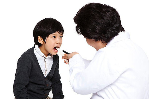 포토 JPG 직업 라이프스타일 여자 노년 남자 할머니 어린이 병원 입벌림 누끼 사람 동양인 소년 상반신 성인 두명 옆모습 신체부위 치료 진료 고통 한국인 환자 의료진 의사 의료용품 가운 의사가운 보호 60대 질병 구강 복지 검사_조사 여의사 소아과 설압자 국내포토 옷 감정 뷰포인트 컨셉 의학 의료기기 표정 인종 생활 입 사회이슈 파일형식