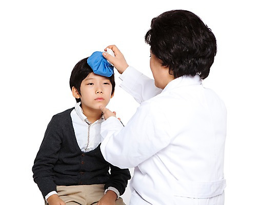 포토 JPG 직업 라이프스타일 여자 노년 남자 할머니 어린이 병원 들기 누끼 사람 앉기 동양인 소년 상반신 성인 두명 앞모습 뒷모습 치료 진료 고통 한국인 환자 의료진 의사 가운 의사가운 뜨거움 열 보호 60대 질병 감기 복지 검사_조사 여의사 소아과 얼음주머니 냉찜질 찜질팩 해열 국내포토 옷 감정 뷰포인트 컨셉 의학 모션 인종 생활 주머니 사회이슈 찜질 파일형식