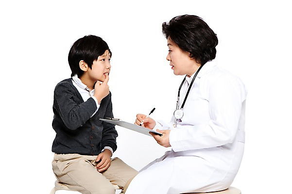 포토 JPG 직업 라이프스타일 여자 노년 남자 할머니 어린이 의자 청진기 병원 들기 누끼 사람 앉기 동양인 소년 성인 두명 옆모습 치료 펜 마주보기 진료 고통 한국인 환자 의료진 의사 기록 가운 의사가운 보호 60대 질병 복지 검사_조사 여의사 소아과 서류판 치통 국내포토 옷 감정 뷰포인트 가구 컨셉 의학 의료기기 모션 인종 생활 필기구 사무용품 사회이슈 파일형식