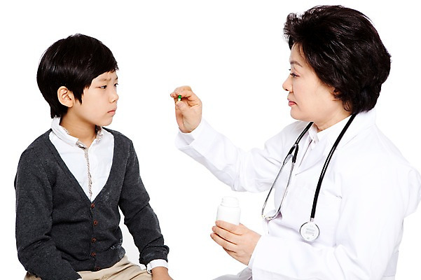 포토 JPG 직업 라이프스타일 여자 노년 남자 할머니 어린이 청진기 병원 들기 누끼 사람 동양인 소년 상반신 성인 두명 치료 알약 약 진료 한국인 환자 의료진 의사 가운 의사가운 보호 60대 질병 복지 여의사 처방 소아과 국내포토 옷 컨셉 의학 의료기기 모션 인종 생활 사회이슈 파일형식