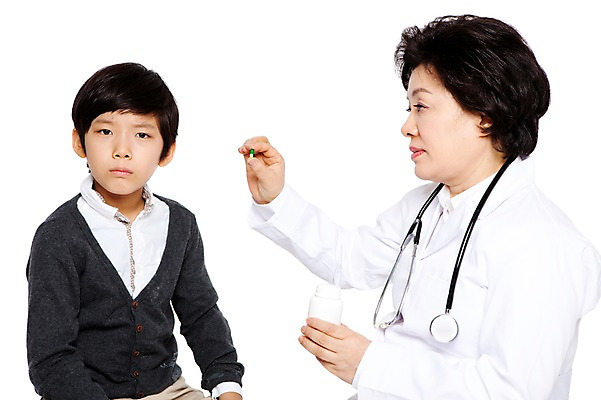 포토 JPG 직업 라이프스타일 여자 노년 남자 할머니 어린이 청진기 병원 들기 누끼 사람 동양인 소년 상반신 성인 두명 치료 알약 약 진료 한국인 환자 의료진 의사 가운 의사가운 보호 60대 질병 복지 여의사 처방 소아과 국내포토 옷 컨셉 의학 의료기기 모션 인종 생활 사회이슈 파일형식