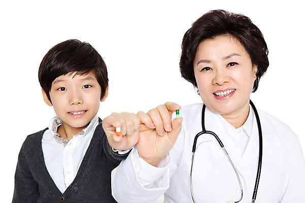 포토 JPG 직업 라이프스타일 여자 노년 남자 할머니 어린이 청진기 병원 미소 웃음 들기 누끼 사람 동양인 소년 상반신 성인 두명 앞모습 치료 알약 약 진료 한국인 환자 의료진 의사 가운 의사가운 보호 60대 질병 복지 여의사 처방 소아과 국내포토 옷 뷰포인트 컨셉 의학 의료기기 모션 표정 인종 생활 사회이슈 파일형식