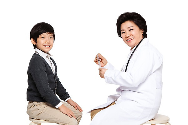 포토 JPG 직업 라이프스타일 여자 노년 남자 할머니 어린이 의자 청진기 병원 주사기 미소 웃음 들기 누끼 사람 앉기 동양인 소년 성인 두명 옆모습 치료 진료 한국인 환자 의료진 의사 가운 의사가운 보호 60대 질병 복지 여의사 소아과 국내포토 옷 뷰포인트 가구 컨셉 의학 의료기기 모션 표정 인종 생활 사회이슈 파일형식