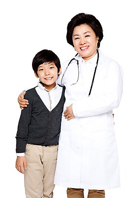 포토 JPG 직업 라이프스타일 여자 노년 남자 할머니 어린이 청진기 병원 서기 미소 웃음 누끼 사람 동양인 소년 성인 두명 앞모습 치료 한국인 환자 의료진 의사 가운 의사가운 보호 60대 복지 여의사 소아과 국내포토 옷 뷰포인트 컨셉 의학 의료기기 모션 표정 인종 생활 사회이슈 파일형식