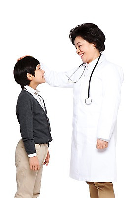 포토 JPG 직업 라이프스타일 여자 노년 남자 할머니 어린이 청진기 병원 서기 미소 웃음 누끼 사람 동양인 소년 성인 두명 옆모습 치료 마주보기 한국인 환자 의료진 의사 가운 의사가운 보호 60대 복지 여의사 소아과 쓰다듬기 국내포토 옷 뷰포인트 컨셉 의학 의료기기 모션 표정 인종 생활 사회이슈 파일형식