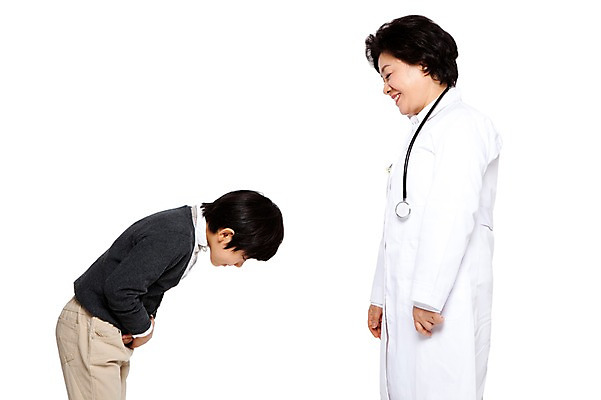 포토 JPG 직업 라이프스타일 여자 노년 남자 할머니 어린이 청진기 병원 숙이기 고개숙이기 서기 미소 웃음 누끼 사람 동양인 소년 성인 두명 옆모습 치료 마주보기 한국인 환자 의료진 의사 예절 인사 가운 의사가운 절 보호 60대 복지 여의사 소아과 국내포토 옷 뷰포인트 포즈 컨셉 의학 의료기기 모션 표정 인종 생활 사회이슈 파일형식