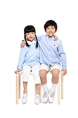 포토 JPG 전신 라이프스타일 여자 남자 어린이라이프 초등학생 어린이 포즈 의자 어깨동무 함께함 미소 웃음 누끼 사람 앉기 동양인 소녀 소년 두명 앞모습 캐주얼 친구 우정 한국인 어린이만 국내포토 학생 옷 뷰포인트 가구 컨셉 관계 모션 표정 인종 생활 파일형식