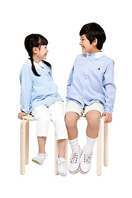 포토 JPG 전신 라이프스타일 여자 남자 어린이라이프 초등학생 어린이 포즈 의자 함께함 대화 미소 웃음 누끼 사람 앉기 동양인 소녀 소년 두명 앞모습 캐주얼 친구 마주보기 한국인 어린이만 국내포토 학생 옷 뷰포인트 가구 컨셉 관계 모션 표정 말하기 인종 생활 파일형식