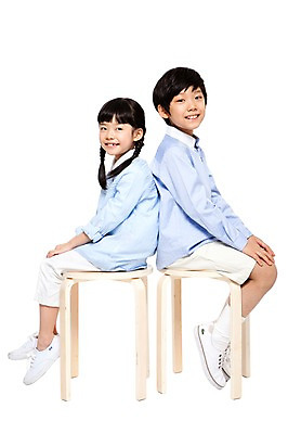 포토 JPG 전신 라이프스타일 여자 남자 어린이라이프 초등학생 어린이 포즈 의자 함께함 미소 웃음 누끼 사람 앉기 동양인 소녀 소년 두명 옆모습 캐주얼 친구 한국인 등맞대기 어린이만 국내포토 학생 옷 뷰포인트 가구 컨셉 관계 모션 표정 인종 생활 파일형식