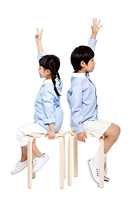 포토 JPG 전신 라이프스타일 여자 남자 어린이라이프 초등학생 어린이 포즈 의자 놀이 함께함 누끼 사람 앉기 동양인 손짓 소녀 소년 두명 옆모습 캐주얼 친구 한국인 등맞대기 가위바위보 어린이만 국내포토 가위손 보자기손 학생 옷 뷰포인트 가구 컨셉 관계 모션 인종 생활 파일형식