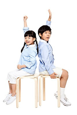 포토 JPG 전신 라이프스타일 여자 남자 어린이라이프 초등학생 어린이 포즈 의자 놀이 함께함 미소 웃음 누끼 사람 앉기 동양인 손짓 소녀 소년 두명 옆모습 캐주얼 친구 한국인 등맞대기 돌_바위 바위 가위바위보 어린이만 국내포토 보자기손 학생 옷 뷰포인트 가구 컨셉 관계 모션 표정 인종 생활 파일형식