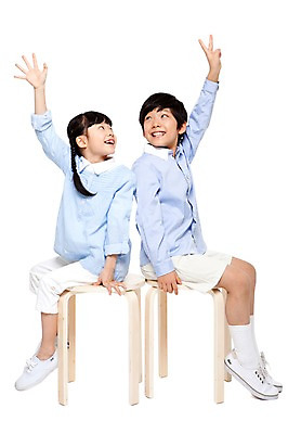 포토 JPG 전신 라이프스타일 응시 여자 남자 어린이라이프 초등학생 어린이 포즈 의자 놀이 함께함 미소 웃음 누끼 사람 앉기 동양인 손짓 소녀 소년 두명 옆모습 캐주얼 친구 한국인 등맞대기 가위바위보 어린이만 국내포토 가위손 보자기손 학생 시선 옷 뷰포인트 가구 컨셉 관계 모션 표정 인종 생활 파일형식