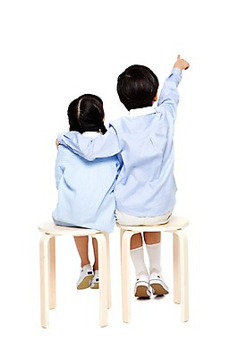 포토 JPG 전신 라이프스타일 응시 여자 남자 어린이라이프 초등학생 어린이 포즈 의자 모션 어깨동무 함께함 누끼 사람 앉기 동양인 손짓 소녀 소년 두명 뒷모습 캐주얼 친구 한국인 가리킴 어린이만 국내포토 학생 시선 옷 뷰포인트 가구 컨셉 관계 인종 생활 파일형식