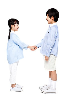 포토 JPG 전신 라이프스타일 여자 남자 어린이라이프 초등학생 어린이 포즈 모션 악수 함께함 서기 미소 웃음 누끼 사람 동양인 소녀 소년 두명 옆모습 캐주얼 친구 마주보기 손잡기 한국인 인사 어린이만 국내포토 학생 옷 뷰포인트 컨셉 관계 표정 인종 손짓 생활 예절 파일형식