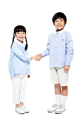 포토 JPG 전신 라이프스타일 여자 남자 어린이라이프 초등학생 어린이 포즈 모션 악수 함께함 서기 미소 웃음 누끼 사람 동양인 소녀 소년 두명 앞모습 캐주얼 친구 손잡기 한국인 인사 어린이만 국내포토 학생 옷 뷰포인트 컨셉 관계 표정 인종 손짓 생활 예절 파일형식