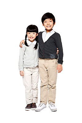 포토 JPG 전신 라이프스타일 여자 남자 어린이라이프 초등학생 어린이 포즈 모션 어깨동무 함께함 서기 미소 웃음 누끼 사람 동양인 소녀 소년 두명 앞모습 캐주얼 친구 한국인 어린이만 국내포토 학생 옷 뷰포인트 컨셉 관계 표정 인종 생활 파일형식
