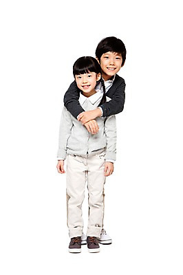 포토 JPG 전신 라이프스타일 여자 남자 어린이라이프 초등학생 어린이 포즈 안기 모션 포옹 함께함 서기 미소 웃음 누끼 사람 동양인 소녀 소년 두명 앞모습 캐주얼 친구 한국인 어린이만 국내포토 학생 옷 뷰포인트 컨셉 관계 표정 인종 생활 파일형식