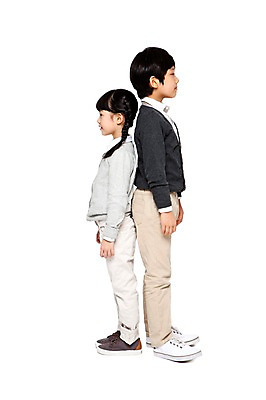 포토 JPG 전신 라이프스타일 여자 남자 어린이라이프 초등학생 어린이 포즈 모션 열쇠 함께함 서기 누끼 사람 동양인 소녀 소년 두명 옆모습 캐주얼 친구 한국인 성장 등맞대기 비교 작음 큼 키_신체 키재기 어린이만 국내포토 학생 옷 뷰포인트 컨셉 신체 관계 인종 생활 크기 측정 파일형식