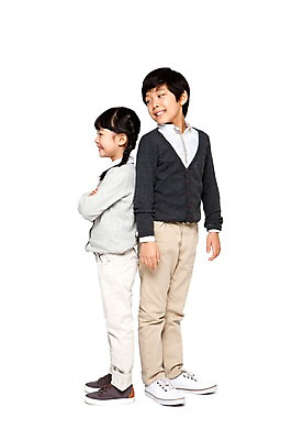 포토 JPG 전신 라이프스타일 여자 남자 어린이라이프 초등학생 어린이 포즈 모션 열쇠 함께함 서기 미소 웃음 누끼 사람 동양인 소녀 소년 두명 옆모습 캐주얼 친구 팔짱 한국인 성장 등맞대기 비교 작음 큼 키_신체 키재기 어린이만 국내포토 학생 옷 뷰포인트 컨셉 신체 관계 표정 인종 생활 크기 측정 파일형식