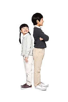 포토 JPG 전신 라이프스타일 여자 남자 어린이라이프 초등학생 어린이 포즈 모션 열쇠 함께함 서기 미소 웃음 누끼 사람 동양인 소녀 소년 두명 옆모습 캐주얼 친구 팔짱 한국인 성장 등맞대기 비교 작음 큼 키_신체 키재기 어린이만 국내포토 학생 옷 뷰포인트 컨셉 신체 관계 표정 인종 생활 크기 측정 파일형식