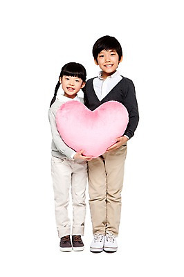 포토 JPG 전신 라이프스타일 여자 남자 어린이라이프 초등학생 어린이 쿠션 함께함 선물 서기 미소 웃음 들기 누끼 사람 동양인 소녀 소년 두명 앞모습 캐주얼 친구 한국인 하트 하트쿠션 어린이만 국내포토 모양 학생 옷 뷰포인트 컨셉 관계 모션 표정 인종 생활 파일형식