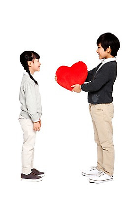 포토 JPG 전신 라이프스타일 여자 남자 어린이라이프 초등학생 어린이 쿠션 함께함 선물 서기 미소 웃음 들기 누끼 사람 동양인 소녀 소년 두명 옆모습 캐주얼 친구 마주보기 한국인 하트 주기 하트쿠션 어린이만 국내포토 모양 학생 옷 뷰포인트 컨셉 관계 모션 표정 인종 생활 파일형식